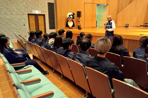混声合唱団 部長 佐藤先生からのお話の様子