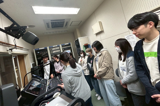 音響室 説明の様子