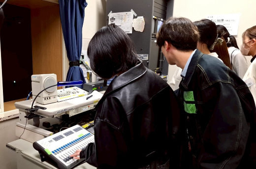 調光室 照明 操作体験の様子