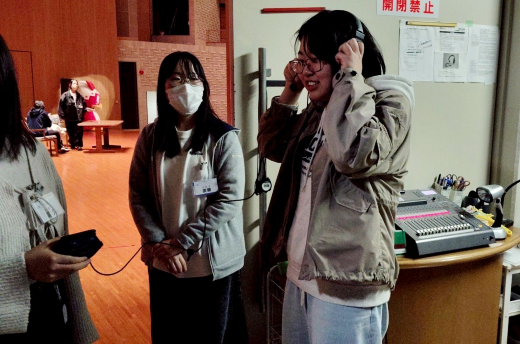 舞台袖 インカム体験の様子