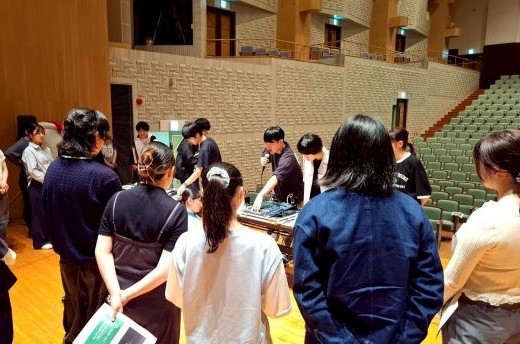 音響機材の説明の様子