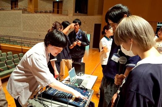 音響卓の説明の様子