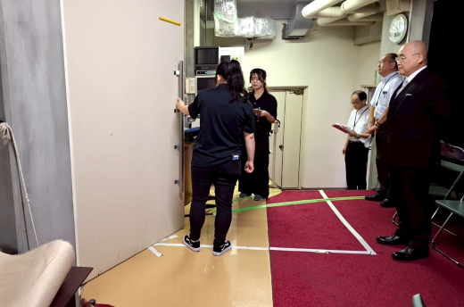 トップメッセージ直前　舞台袖の様子