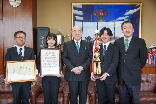 賞状とトロフィーを持って記念撮影