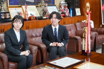 学生代表 阿部ちなつさん（教育学科4年）（左）、コンサートマスター 永尾頼愛さん（同4年）（右）