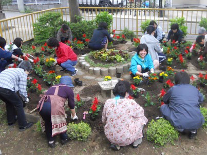 ５月：鈴虫荘公園花壇作り