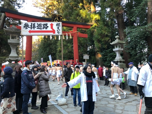 1年間の無病息災・家内安全・学業成就を願う「大崎八幡宮どんと祭」/参拝者誘導支援