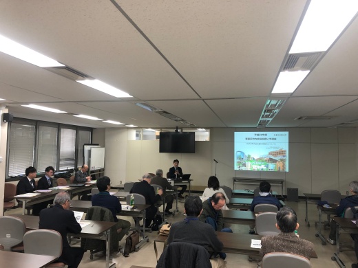 東北福祉大学の町内会支援の取り組みについて説明をする地域共創推進室室員