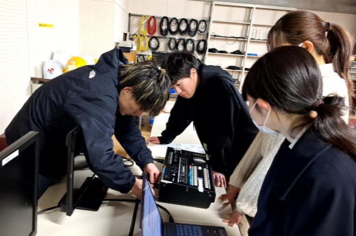 映像仕込みの様子