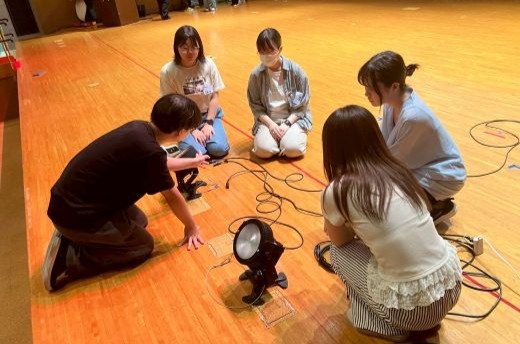 LED照明のつなげ方の説明の様子