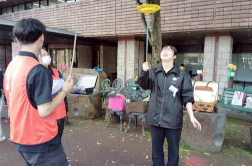 キャンパス内　ジャグリング体験の様子①