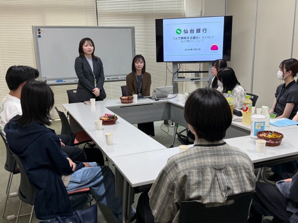 キャリアカフェに集まった後輩を前にお話をする佐々木様（写真中央左）