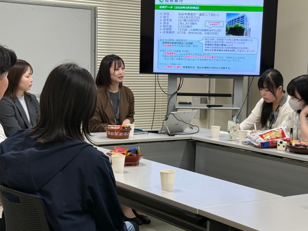 吹越様（写真中央）には銀行での働き方や採用試験に関するお話を熱心にしていただきました