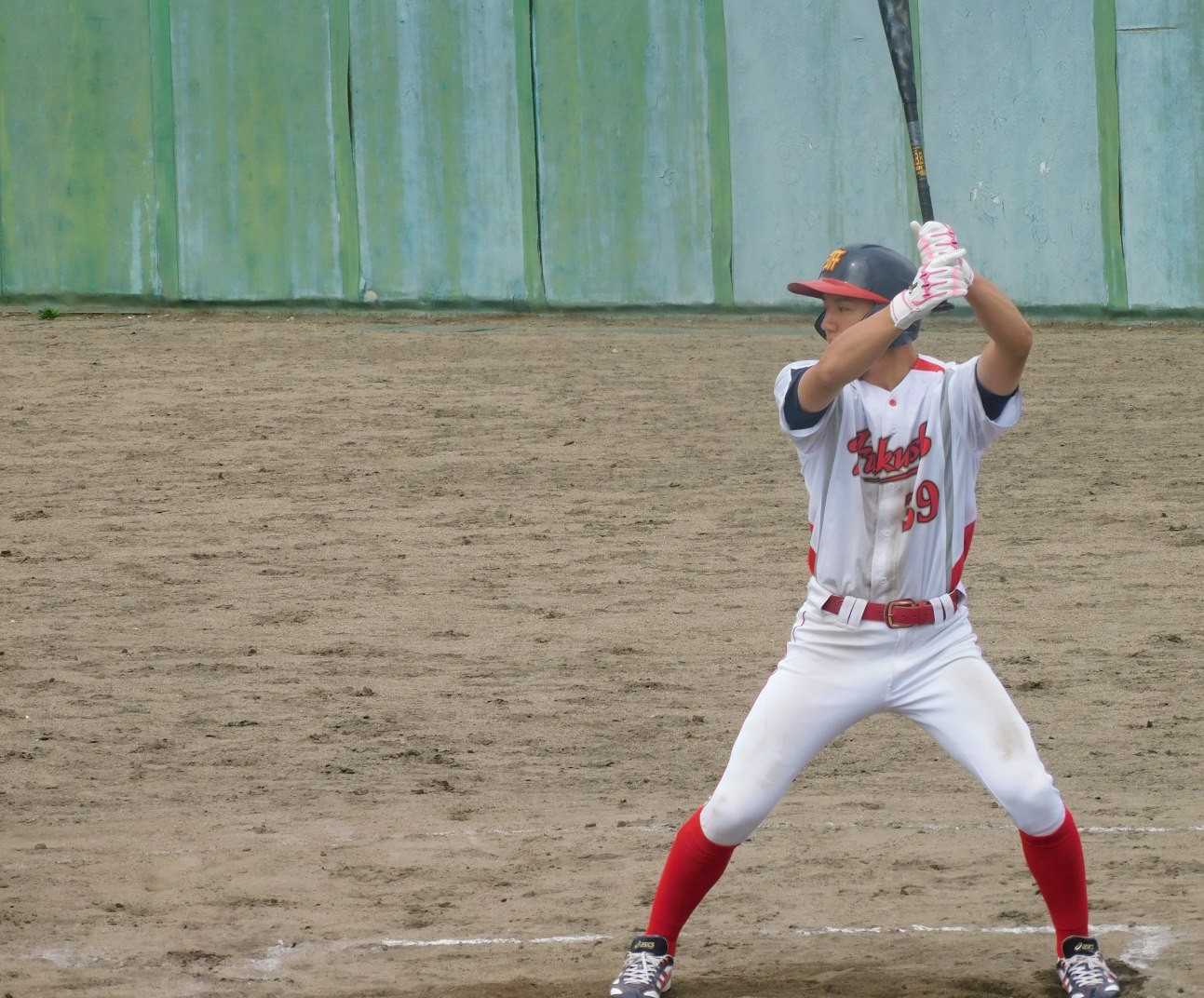 代打初球からライト前ヒットを放った新田