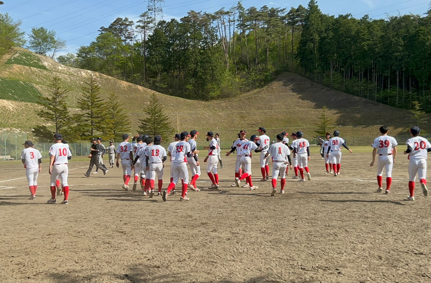コールド勝利決定の瞬間、石津に駆け寄るチーム一同