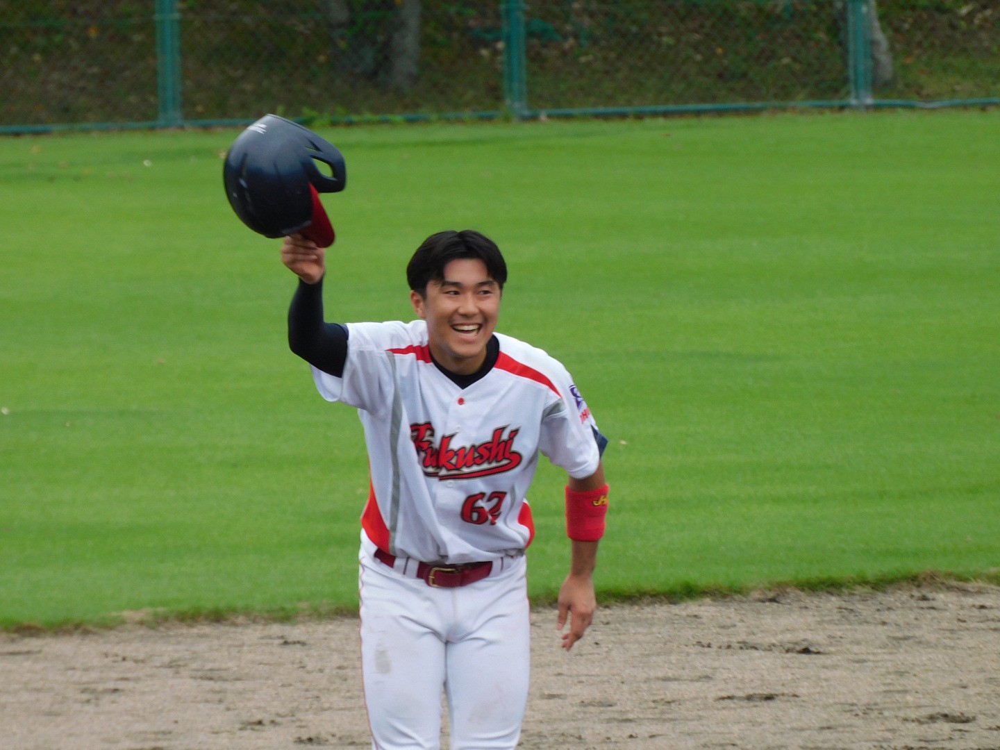 初球で安打を放ちチャンスを広げた小川(2年)