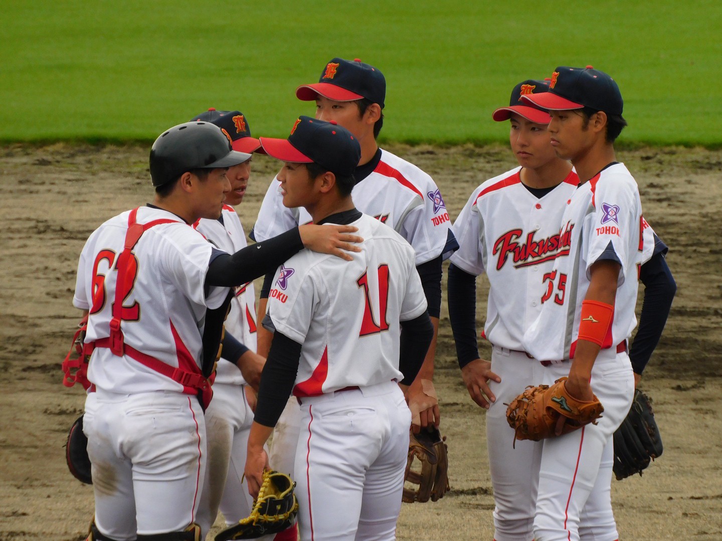 中野(1年)に駆け寄るナイン