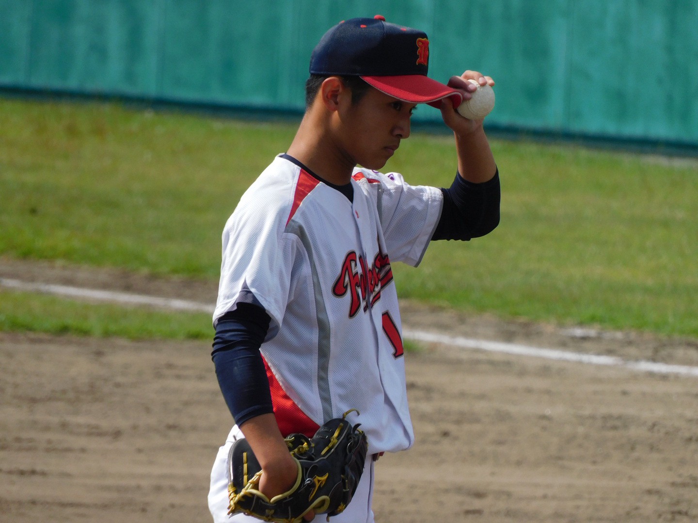 7回からクローザーとして全イニング三者凡退で抑えた中野(1年)