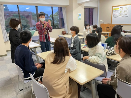 サークルの定例会で手話を勉強している様子です。