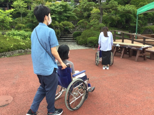 車椅子の操作方法を勉強している様子です。