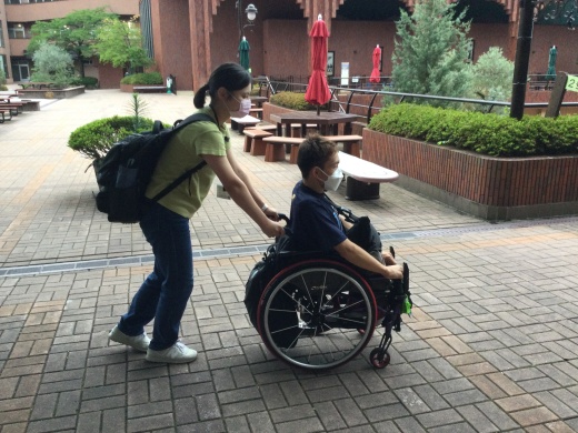 車椅子の操作方法を教えてもらっている様子です。