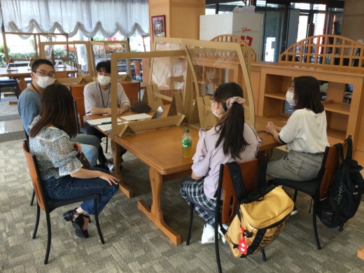 バリアフリー調査後に話し合いをしている様子です。