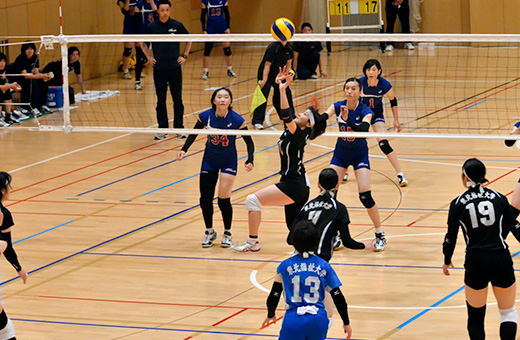 東海大学戦 巧みなトスを上げるセッターの澤田選手(中央)