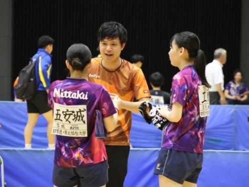 コーチと作戦を立てる五安城・工藤ペア