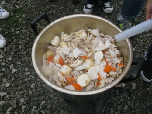 Dグループ仙台風芋煮（味噌味）　水を加えます