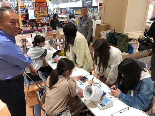 本番を前に血圧測定器の点検等を実施