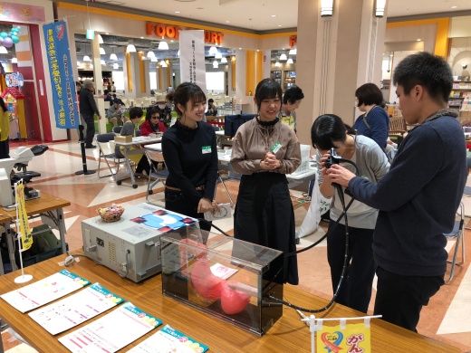 他のコーナーを体験する学生たち