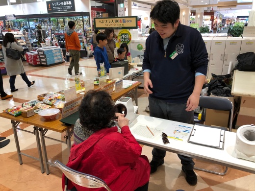 緊張しながら最初の利用者に対応する学生