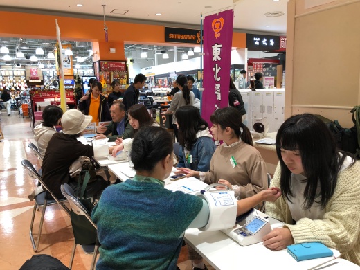 増えてきた利用者の対応におわれる学生たち