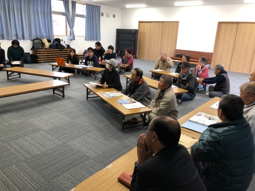 報告会終了後の学生(大学)・島民・行政の三者で行われた意見交換