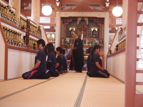 本学部員が、関泉寺にて坐禅（精神鍛錬）