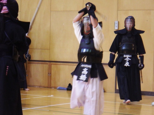 地元剣士と本学部員との試合