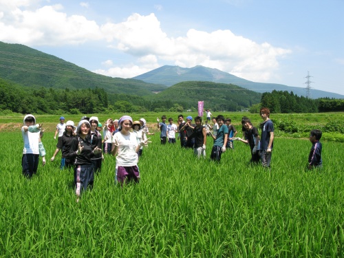 不忘山をバックに手を休めて記念撮影