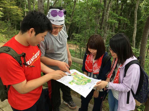 山頂で進む方向を相談しています