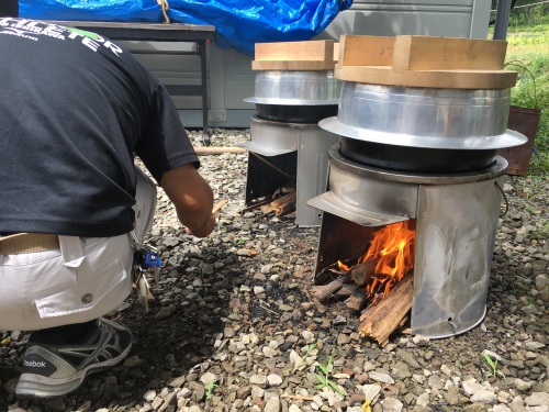 美味しいと好評のカレーはカマドでご飯を炊きます