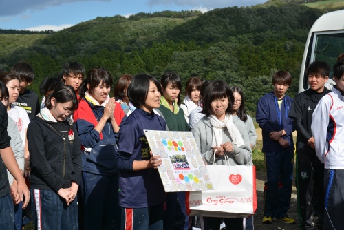 関川ゼミより七ヶ宿の皆さんへ感謝の言葉を綴った色紙が贈呈されました