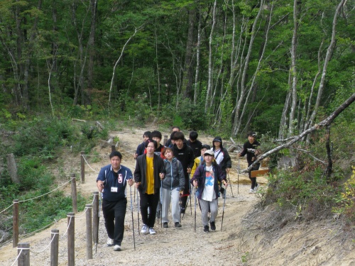 東回りを登る25組大内真弓先生のグループです