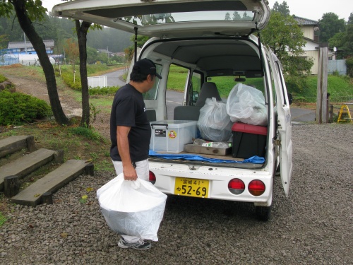 鍋釜や食器などを持ち帰ります