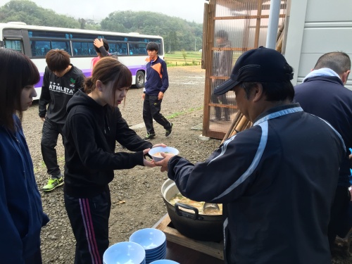 ごはん、豚汁、お茶をいただきます