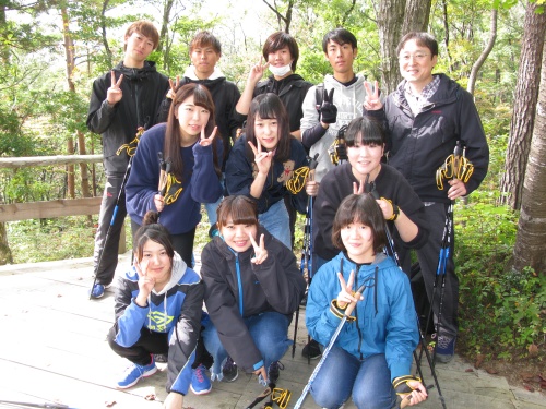 山頂で一息、西回りコースで登ってきた石附先生グループ