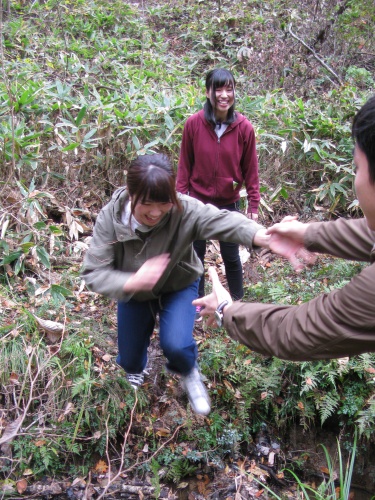自然道の中にある小川をジャンプ