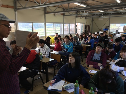 答え合わせ、学生も真剣です
