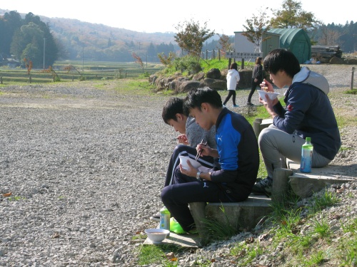 大自然に囲まれての食事はうまい！
