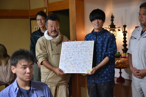 七ヶ宿の方々に感謝の気持ちを贈呈しました