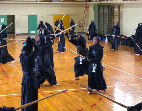 築館高校剣道部員との交流稽古の様子