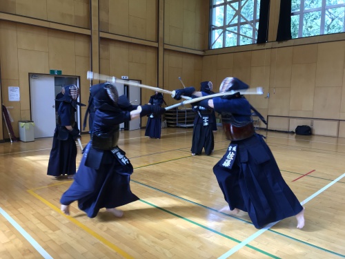しなる竹刀、真剣勝負